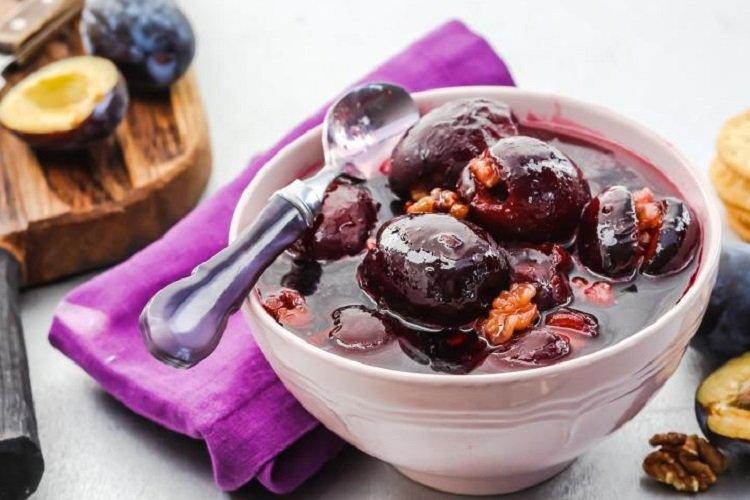 Walnussmarmelade mit Pflaumen