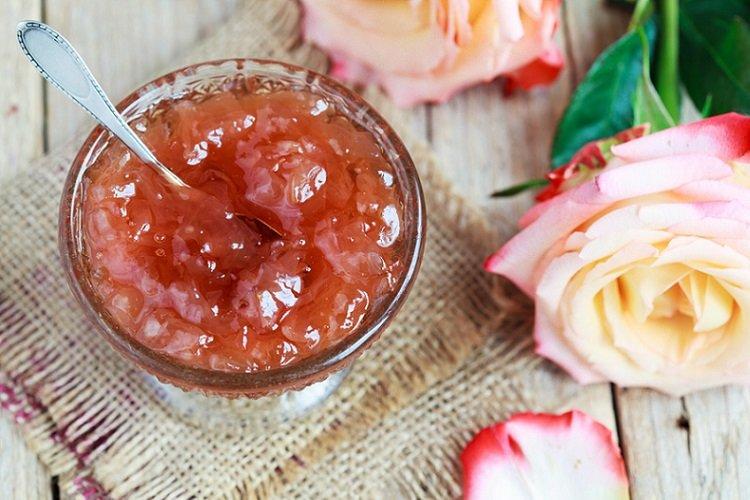 Rosenblütenmarmelade mit Weinsäure