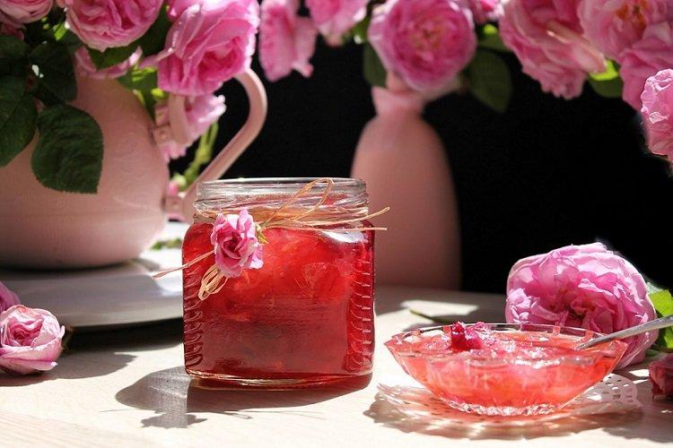 Marmelade mit Rosenblüten und Orangensaft
