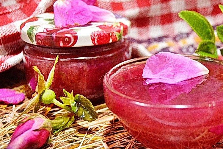 Marmelade mit Rosenblüten und Hagebutten