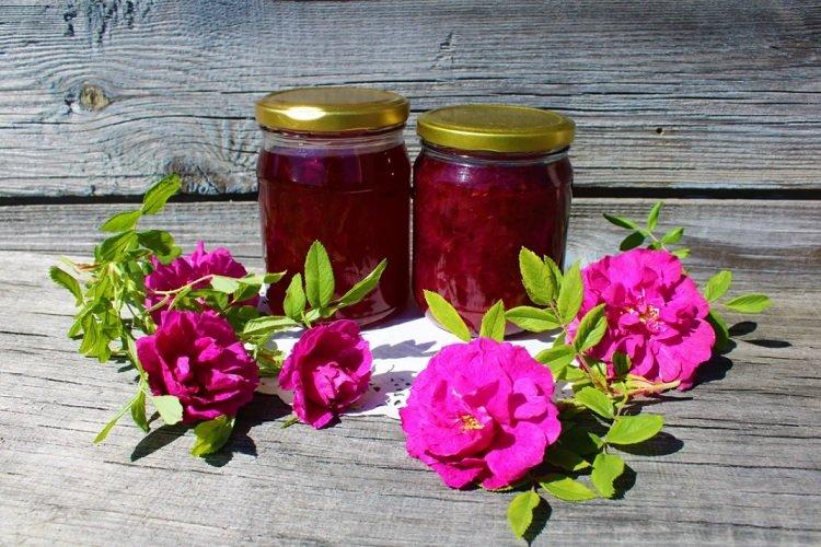 Marmelade aus zerkleinerten Rosenblüten