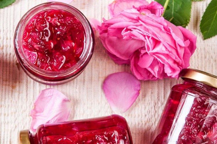 Rosenblüten-Rhabarber-Marmelade
