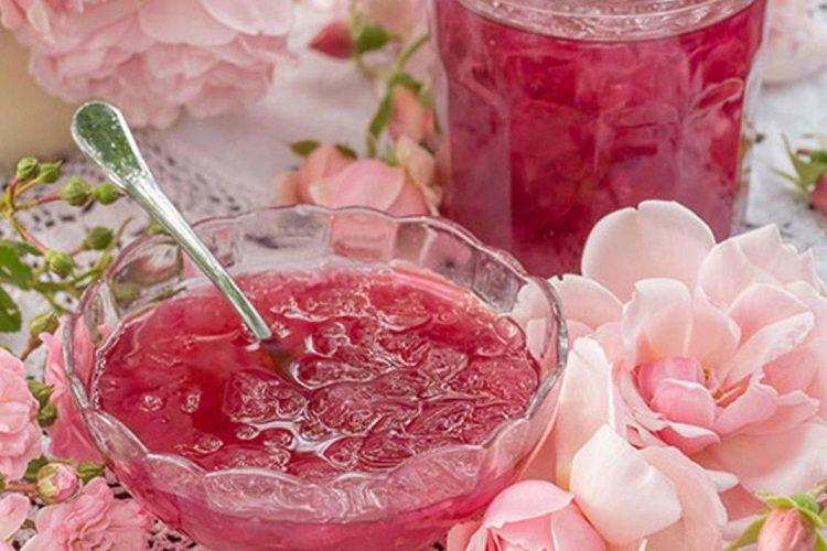 Marmelade mit Rosenblüten, Sternanis, Zimt und Nelken