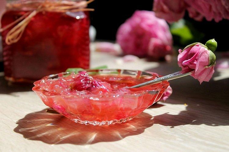 Rosenblütenmarmelade „Fünf-Minuten“