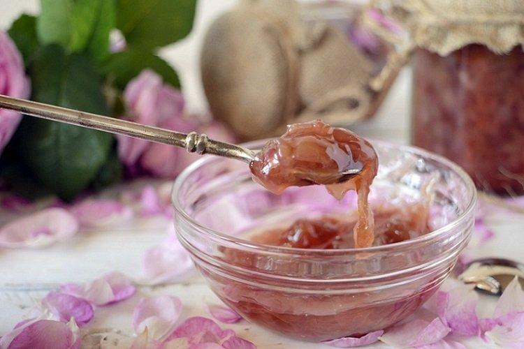 Marmelade mit Rosenblüten und Gelatine