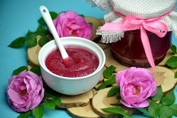 Dicke Marmelade mit Rosenblüten, Apfel und Zitrone