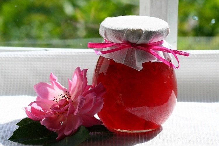 Rosenblütenmarmelade mit Honig