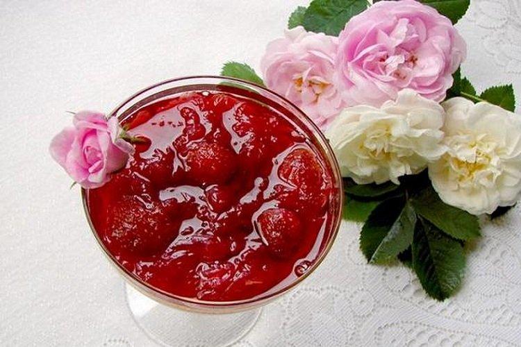 Marmelade mit Erdbeeren und Rosenblüten