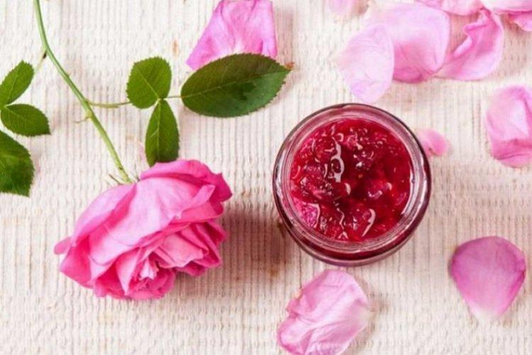 Marmelade mit Rosenblüten und Rosenöl