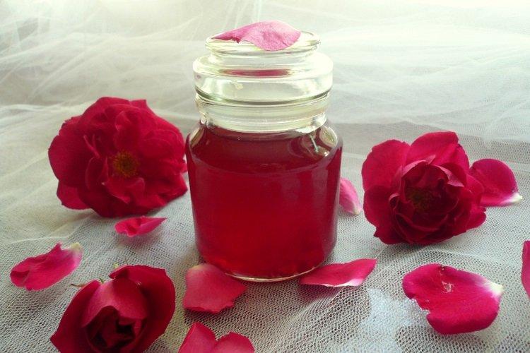 Klare Rosenblütenmarmelade