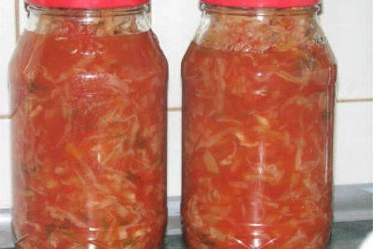Ensalada de col con jugo de tomate para el invierno