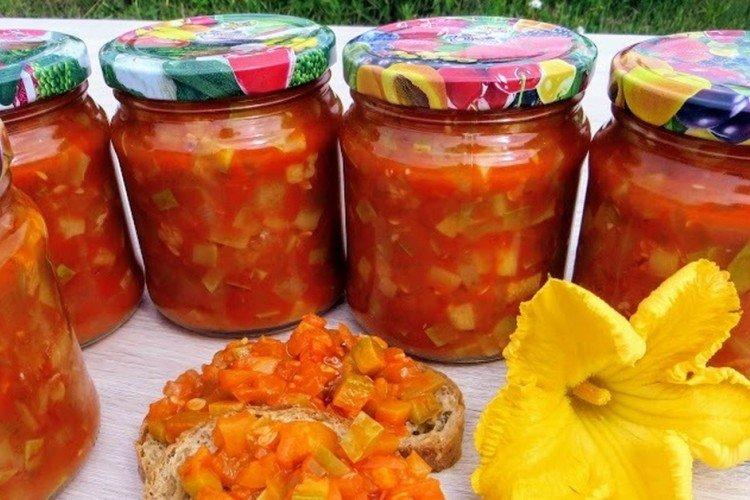 Ensalada de piña, tomates y calabacines para el invierno