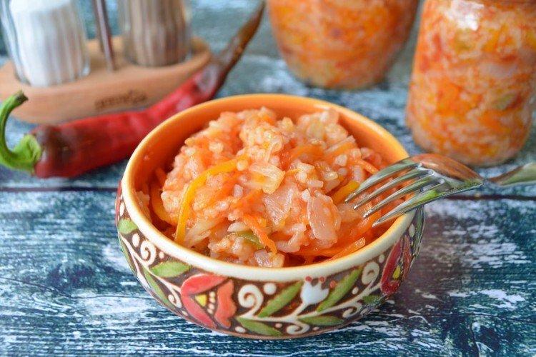 Ensalada de tomates, pimientos, zanahorias y arroz para el invierno