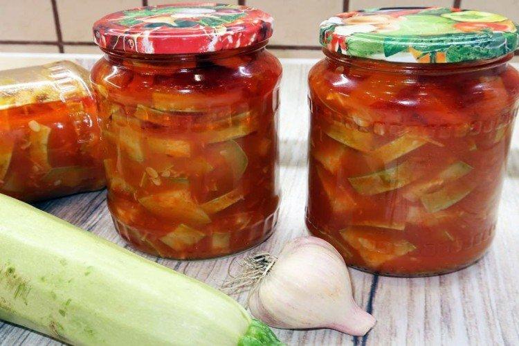 Ensalada de calabacín con pasta de tomate para el invierno