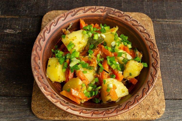 Stewed Potatoes with Onions and Carrots