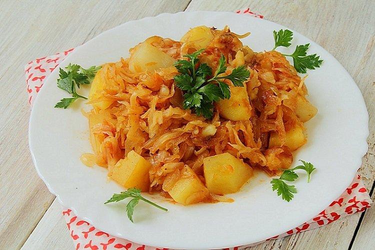 Potatoes Stewed with Sauerkraut