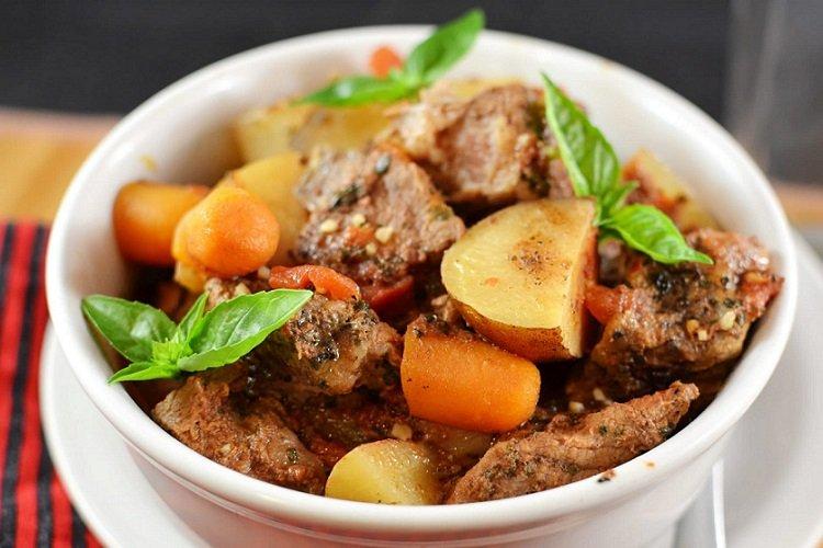 Stewed Potatoes with Beef
