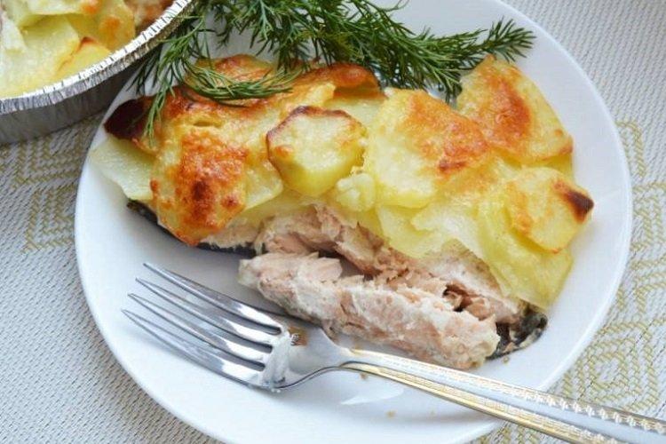 Red Fish Baked with Potatoes and Cheese