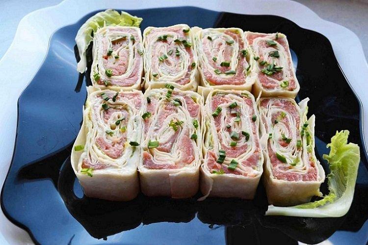 Lavash-Rolle mit Rotfisch und Schmelzkäse