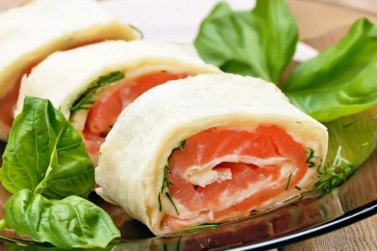 Lavash-Rolle mit Rotfisch und Basilikum