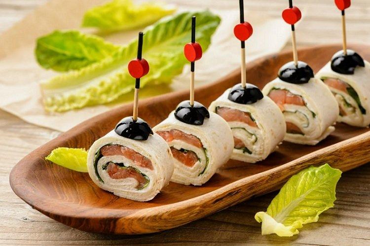 Lavash-Rolle mit Käse, Oliven und Rotfisch