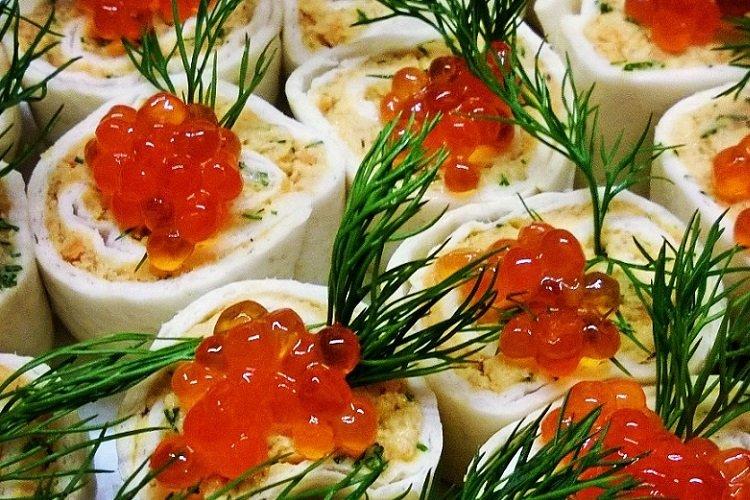 Lavash-Rolle mit Lachs, Frischkäse und rotem Kaviar