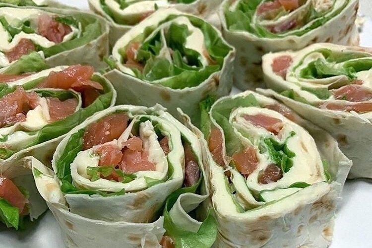 Lavash-Rolle mit Rotfisch, Käse und Spinat