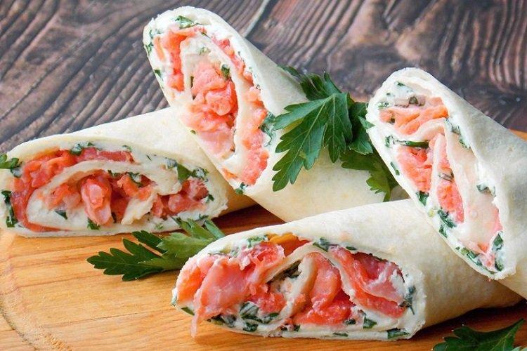 Lavash-Rolle mit Rotfisch und marinierten Zwiebeln