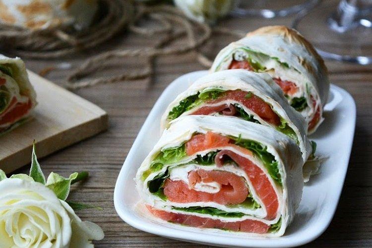 Lavash-Rolle mit Rotfisch und Rucola