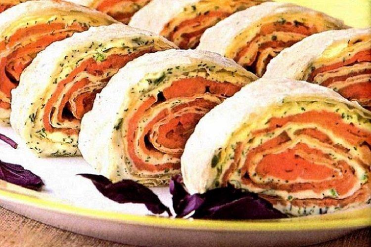 Lavash-Rolle mit Rotfisch, Omelett und Käse