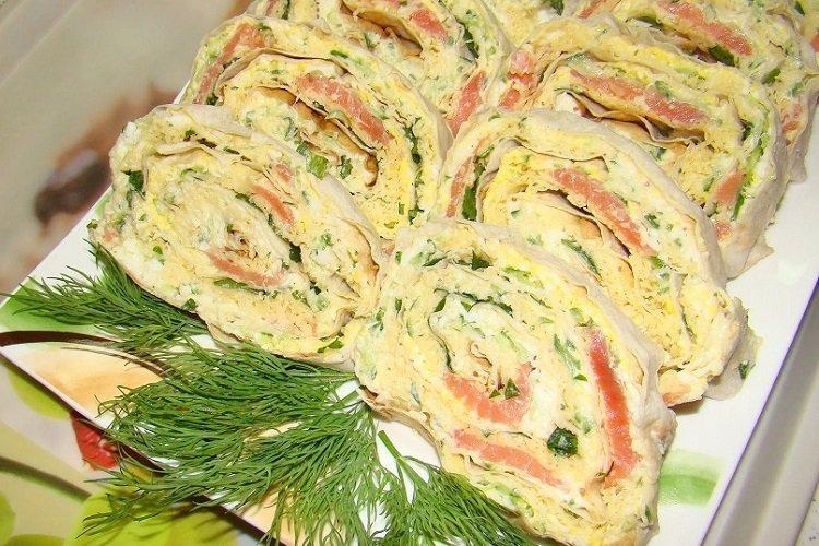 Lavash-Rolle mit Rotfisch, Käse und Ei