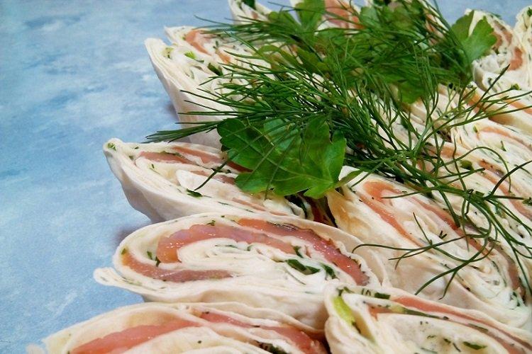 Rotfisch mit Schafskäse und Kräutern im Lavash