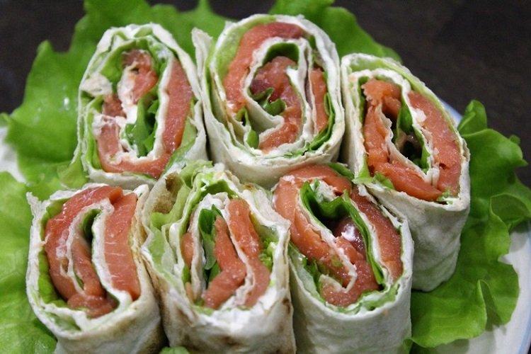 Lavash-Rolle mit Käse, Rotfisch und Salatblättern
