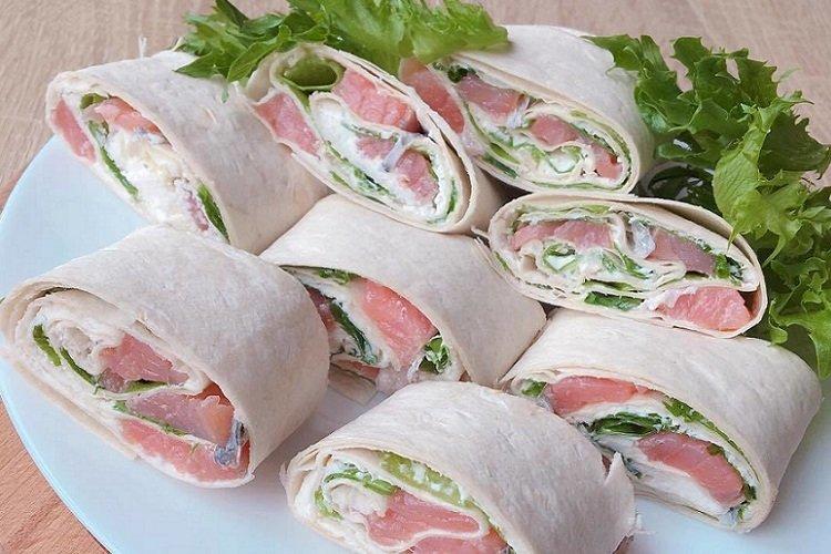 Lavash-Rolle mit Rotfisch und Salzgurken