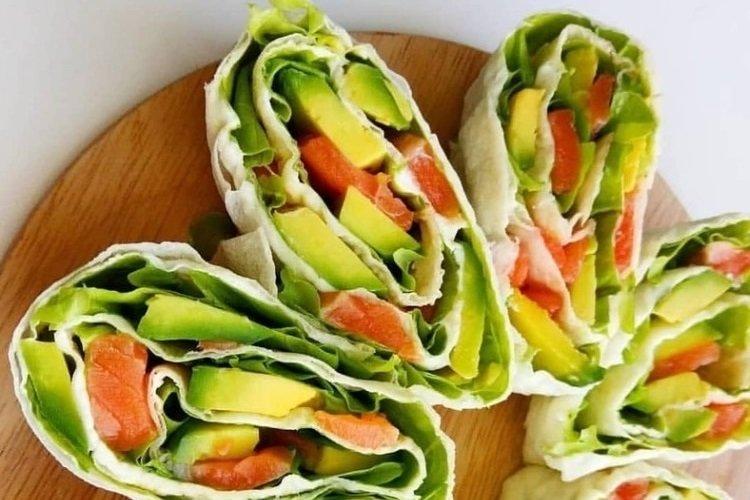 Rotfisch mit Avocado im Lavash