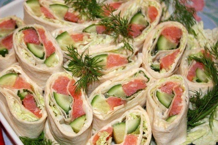 Lavash-Rolle mit Lachs, Chinakohl und Gurken