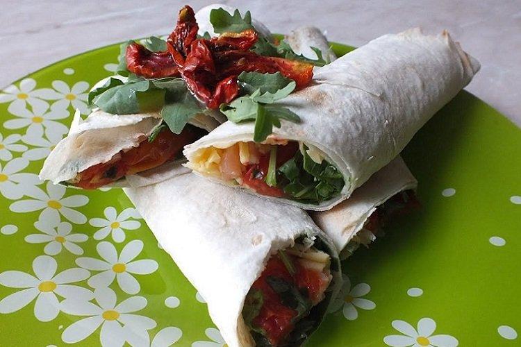 Lavash-Rolle mit Rotfisch, Kräutern und getrockneten Tomaten