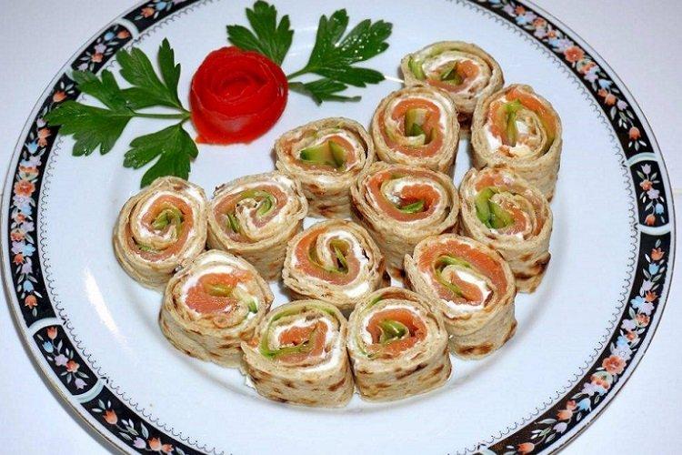 Lavash-Rolle mit Lachs, Ingwer und Frischkäse