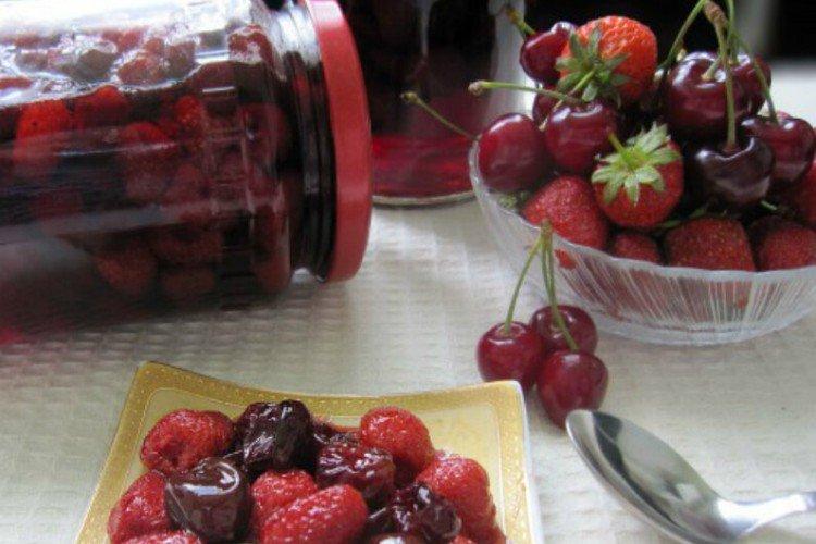 Mermelada con bayas enteras de fresa y cereza dulce