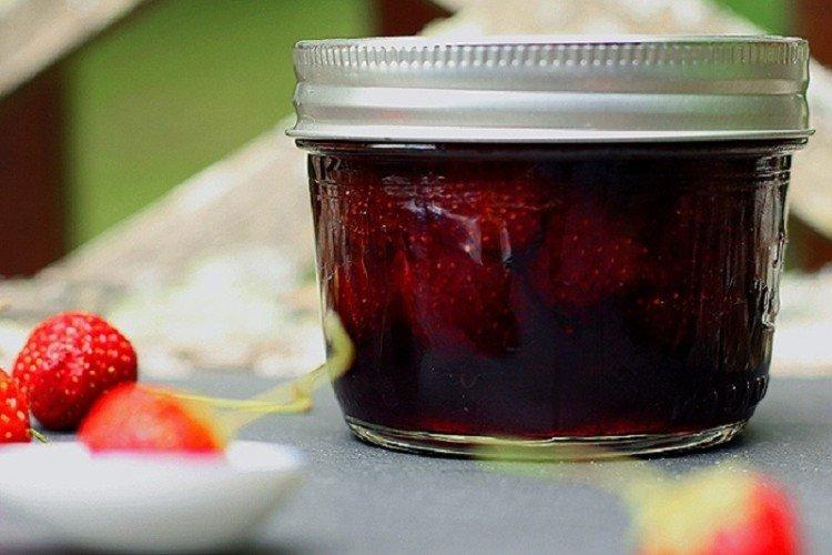Mermelada de fresa con bayas enteras en olla multifunción