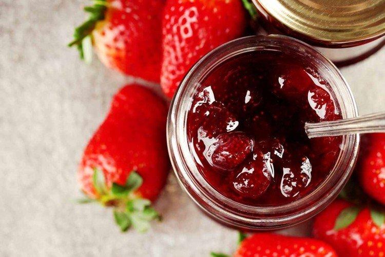 Mermelada espesa de fresa con bayas enteras