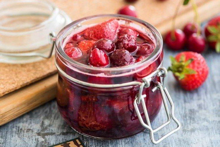 Mermelada de fresa y cereza con bayas enteras