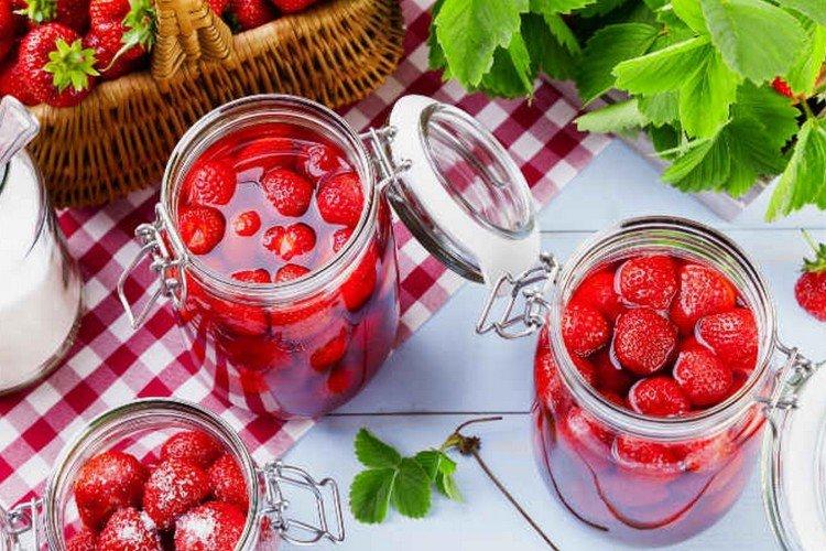 Mermelada de fresa con bayas frescas