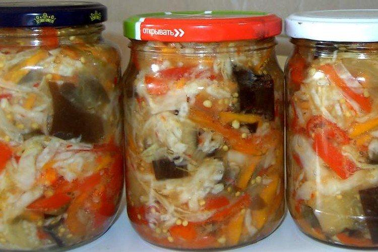 Ensalada de berenjena con col para el invierno