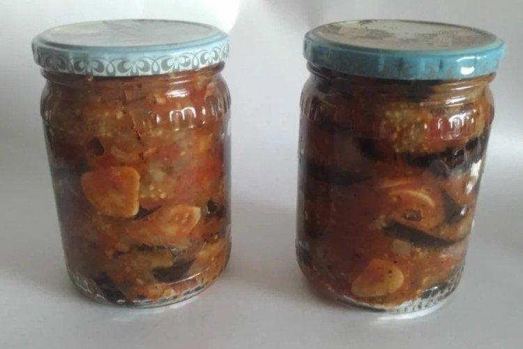 Ensalada de berenjena con ciruelas pasas para el invierno