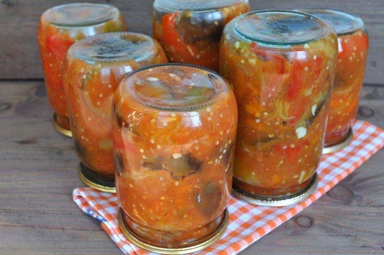 Ensalada de berenjena con tomate para el invierno
