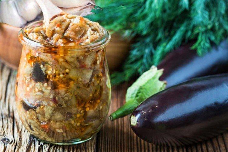 Ensalada de berenjena con champiñones para el invierno