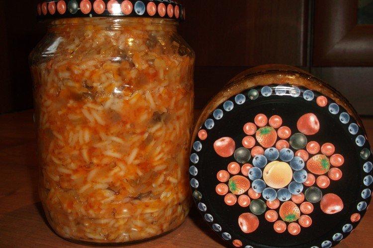 Ensalada de berenjena con arroz para el invierno