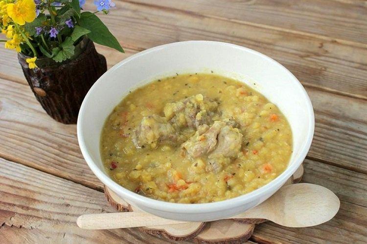 Erbsenbrei mit Schweinefleisch