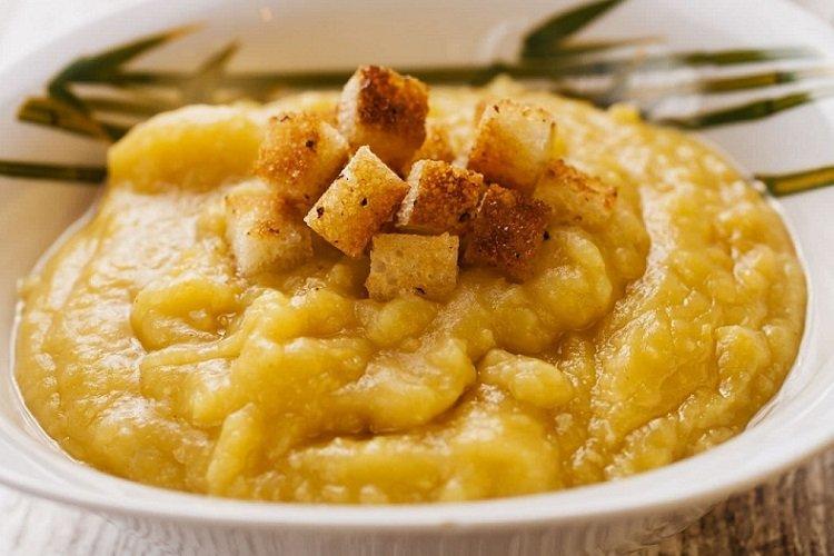 Erbsenbrei mit Croutons
